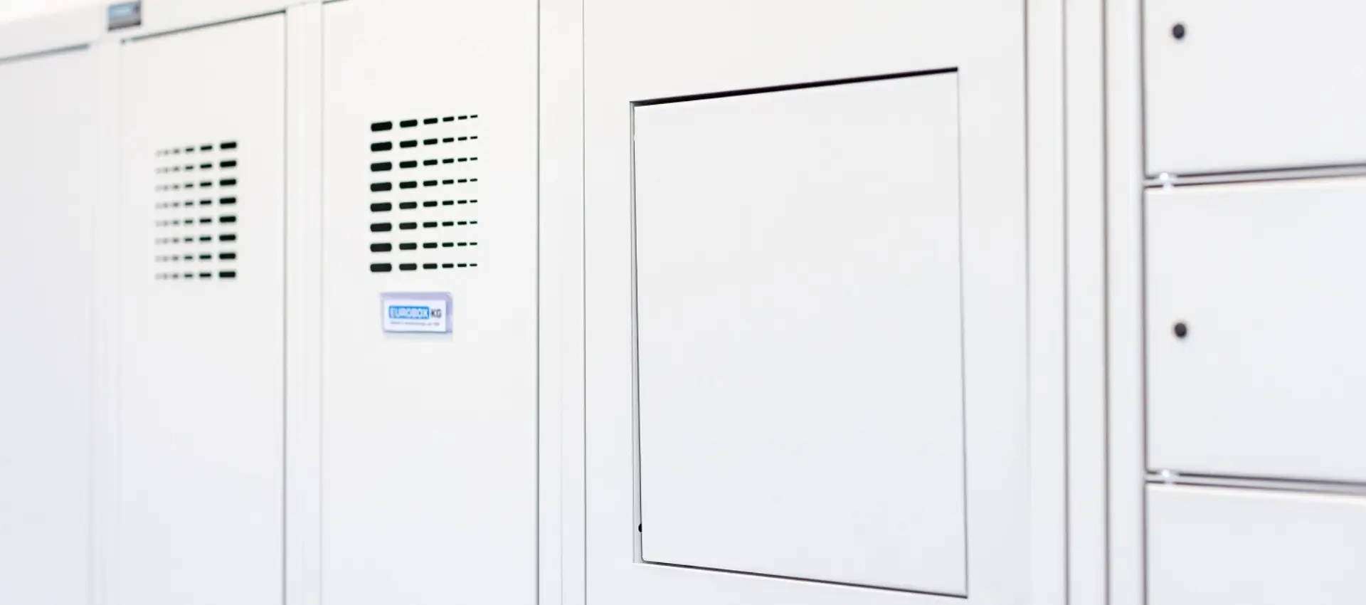 Wäscheschrank mit Wäscheabwurf